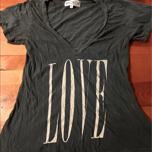 WILDFOX Women’s V-neck Tee - Picture 1 of 4
